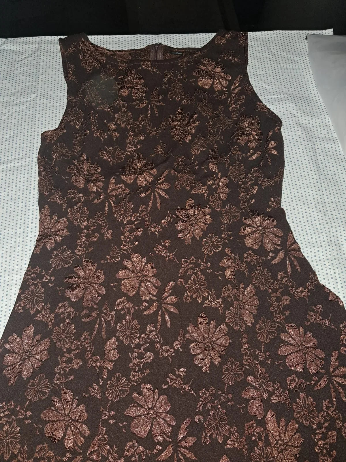 VESTIDO FLORAL ALTO RELIEVE BROWN en marron — foto 3