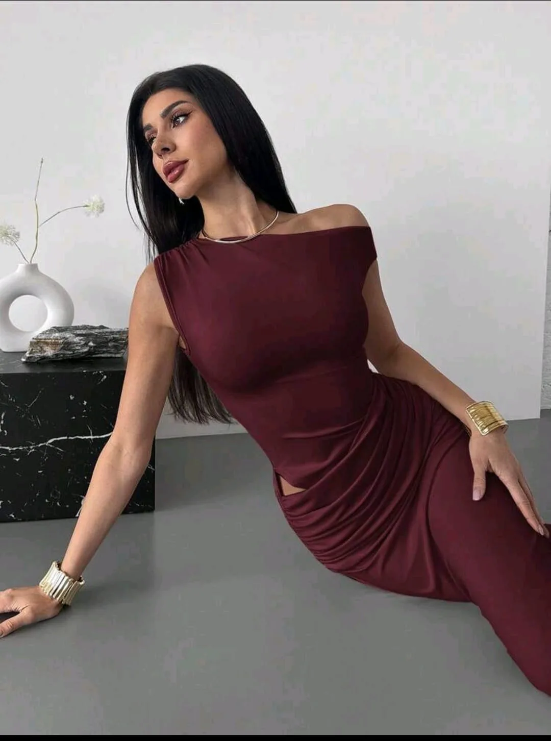 Vestido "Modern Muse" – Sofisticación Asimétrica en burdeos — foto 3