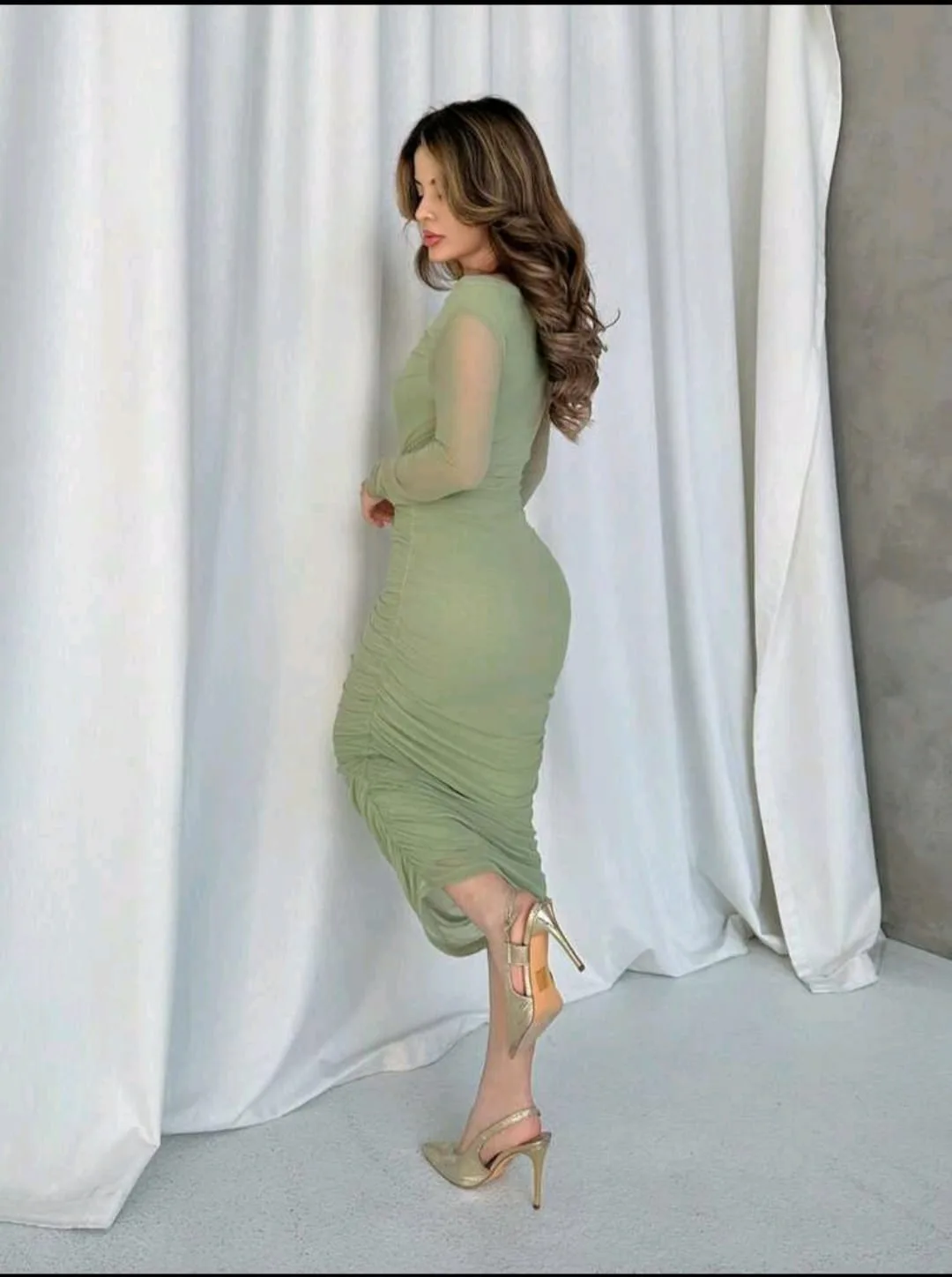 Vestido "Sage Elegance" - Mesh Drapeado en sage green — foto 3